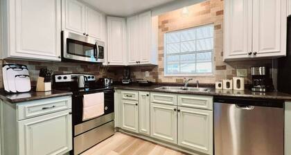 5 Bedroom Expansive Haven with Hot tub, Pool Table, Arcade & Outside Playset