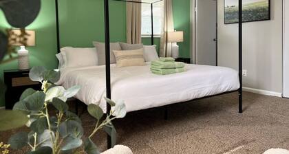 5 Bedroom Expansive Haven with Hot tub, Pool Table, Arcade & Outside Playset