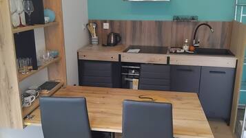 Fridge, oven, stovetop, coffee/tea maker