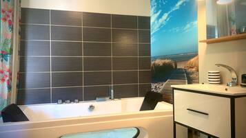 Sèche-cheveux, serviettes fournies