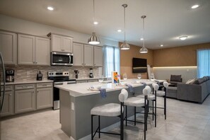 冷蔵庫、電子レンジ、オーブン、コンロ