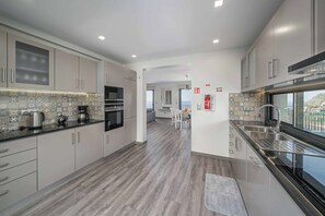 Fridge, microwave, oven - Villa Amaro Sunset (Calheta)