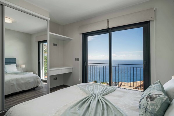 3 bedrooms, iron/ironing board, bed sheets - Villa Amaro Sunset (Calheta)