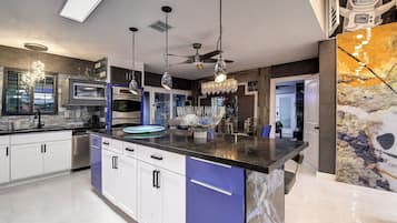 KylskÄp, mikrovÄgsugn, ugn och spishÀll