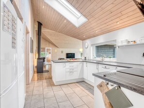 Kylskåp, mikrovågsugn, ugn och diskmaskin