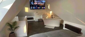 Branksome 4-house Sleeps 8 With Hot Tub & Parking