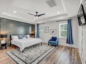 5 bedrooms, desk, iron/ironing board, travel crib