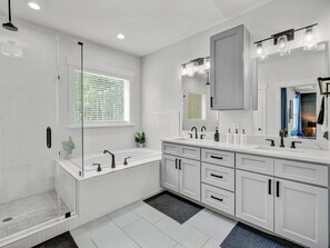 Hair dryer, towels, soap, shampoo - Cary Comfort: Cozy & Convenient Stay
 (Cary)