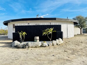 Property grounds - Unique Round House w/ Fire Pit (Desert Hot Springs)