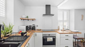 Réfrigérateur, micro-ondes, four, cafetiÚre/bouilloire