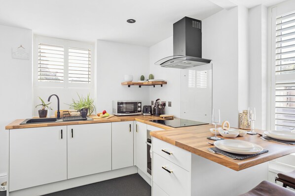 Réfrigérateur, micro-ondes, four, cafetière/bouilloire