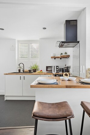 Réfrigérateur, micro-ondes, four, cafetière/bouilloire