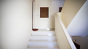 A staircase with a beige wall and a wooden door at the top. - Cabanas Village in Tavira (Tavira)