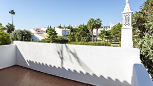 A rooftop terrace with a white wall and a small white tower. - Casa Z lia in Tavira (Tavira)