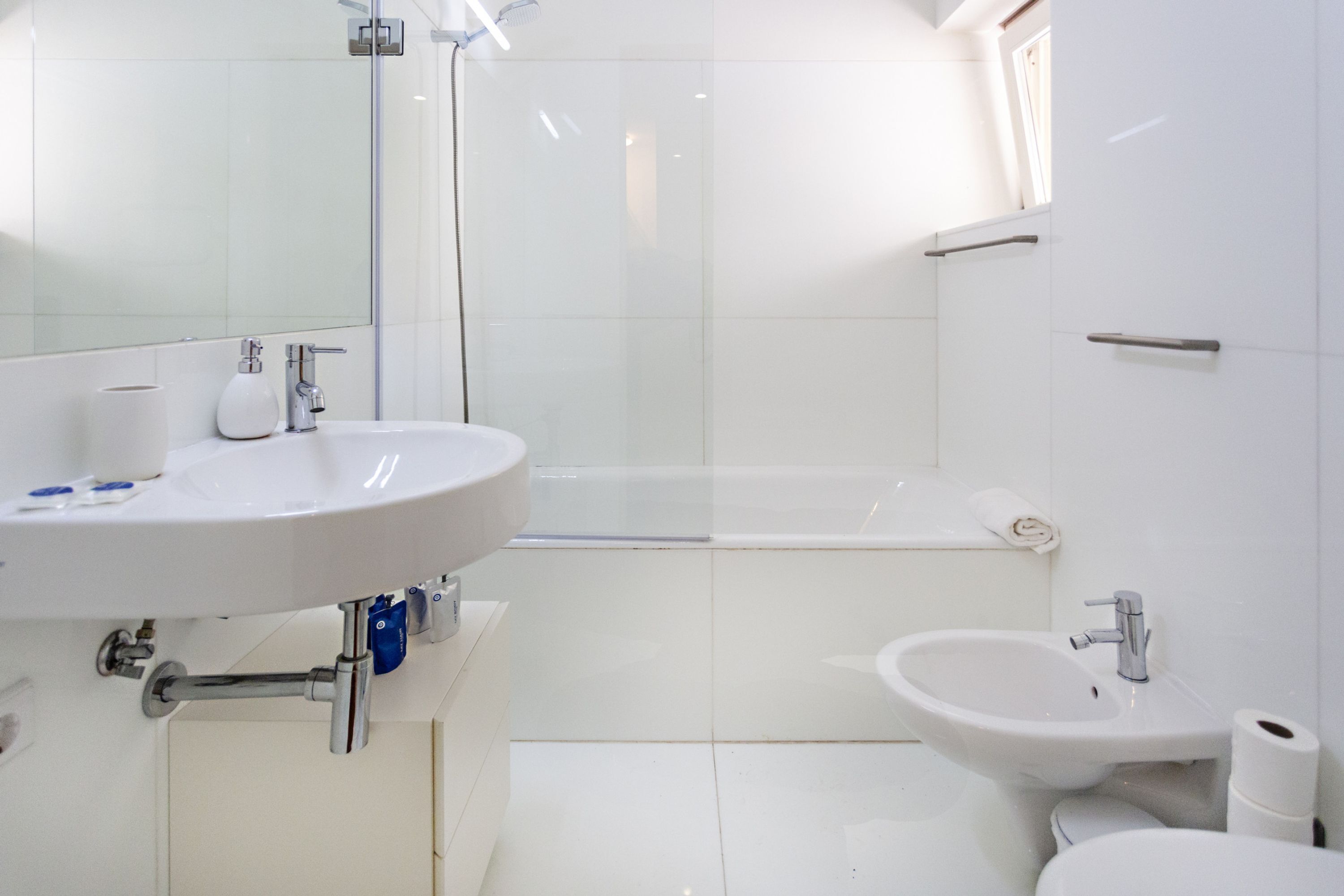 Ein modernes Badezimmer mit Waschbecken, Bidet und Badewanne.