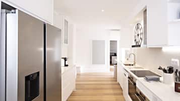 4 bedrooms, desk