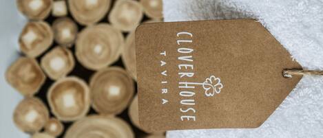 Een label met de tekst 'Clover House Tayra' aan een witte handdoek.