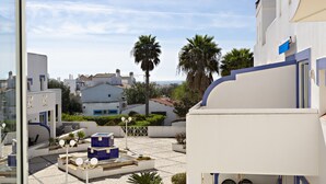 A rooftop terrace with a pool, palm trees, and a view of the cityscape. - QV 119 - Le Bleu Studio - Quinta Velha (Tavira)