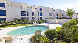 Un hôtel moderne doté d’une piscine, d’un espace extérieur aménagé et d’un jardin bien entretenu.