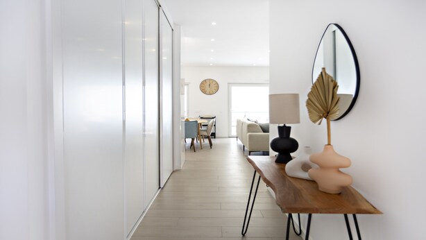 A modern interior with a wooden table, a mirror, and a decorative plant. - Special Cabanas in Tavira (Tavira)