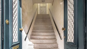 A staircase with a handrail, leading to a door at the top. - Casa do Jornal in Vila Real de Santo Ant nio (Vila Real Santo Antonio)