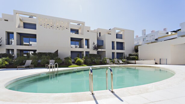 A modern building with a swimming pool, outdoor seating, and a clear sky. - Casas do Forte CE in Tavira (Tavira)