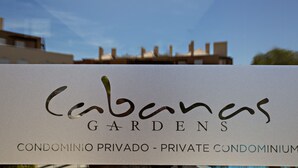 Opaste, jossa lukee: «Cabanas Gardens» ja sen alla «CONDOMINIO PRIVADO – YKSITYINEN ASUNTO-OSAKEYHTIÖ».