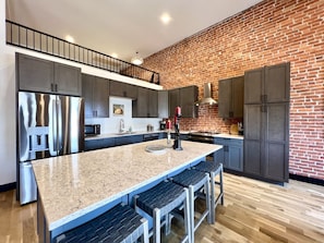 Fridge, microwave, oven, stovetop - Fisher Loft - New! Gorgeous Downtown Space, 2 Bdrm, Local Golfing 50% Off! (Baker City)