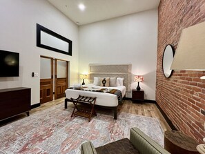2 bedrooms, desk, travel cot, free WiFi - Fisher Loft - New! Gorgeous Downtown Space, 2 Bdrm, Local Golfing 50% Off! (Baker City)