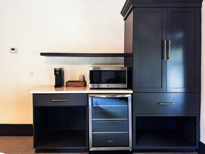 Superior Room, 1 Queen Bed, Non Smoking, Microwave | Iron/ironing board, free WiFi, bed sheets - The Rockport House (Rockport)