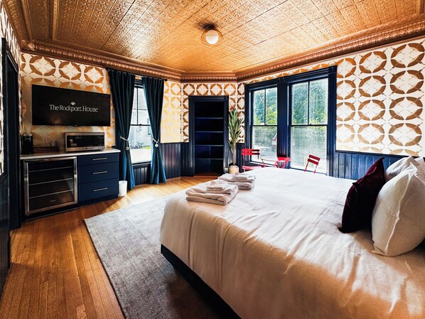 Superior Room, 1 King Bed, Non Smoking, Microwave | Iron/ironing board, free WiFi, bed sheets - The Rockport House (Rockport)