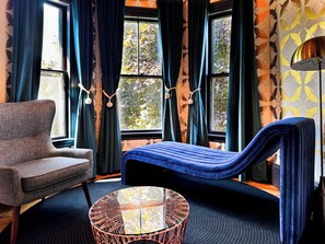 Deluxe-huone, 1 keskisuuri parisänky, tupakointi kielletty, mikroaaltouuni | Silitysrauta/-lauta, ilmainen Wi-Fi, vuodevaatteet