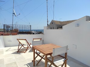 Outdoor dining - Garitta Twelve whole house with sea view terrace in the historic center (Bari)