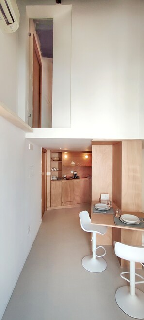 Fridge, stovetop, dishwasher, electric kettle