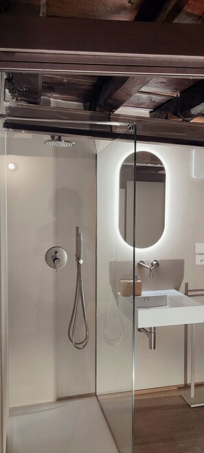 Séchoir à cheveux, bidet, serviettes fournies, papier de toilette