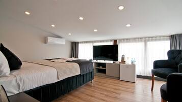 Deluxe Double Room, Partial Sea View | Bathroom | Slippers