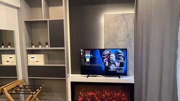 Standaard tweepersoonskamer, balkon, uitzicht op stad | Woonruimte | Een 54-inch smart-tv met satellietzenders