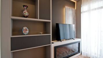 Deluxe tweepersoonskamer, gedeeltelijk uitzicht op zee | Luxe beddengoed, een kluis op de kamer, een strijkplank/strijkijzer