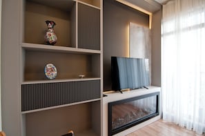 Habitación doble Deluxe, vista parcial al mar | Ropa de cama de alta calidad y caja de seguridad en la habitación