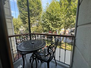 Standard dubbelrum - balkong - utsikt mot staden | Balkong