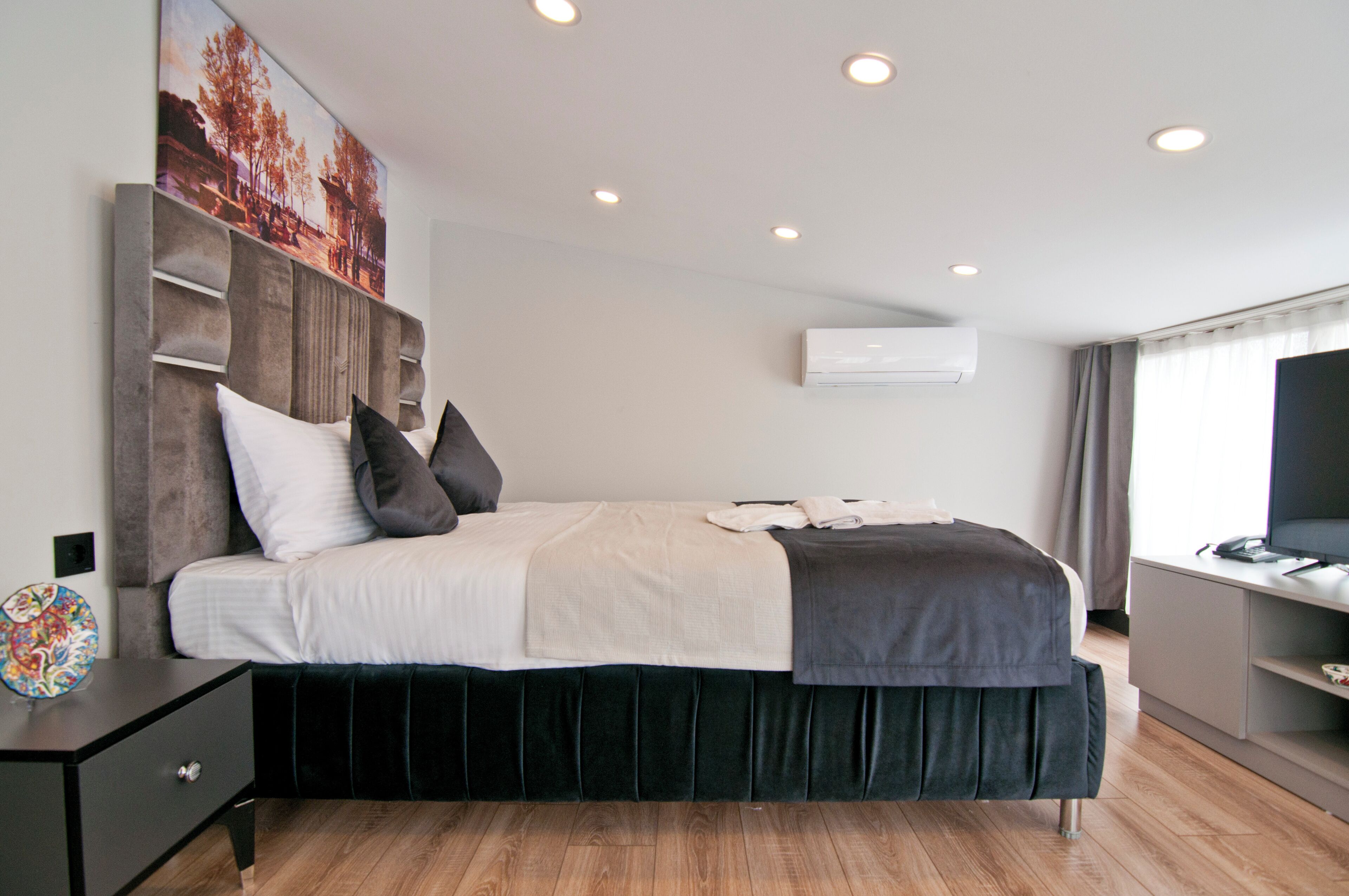 Deluxe Double Room, Partial Sea View | Premium bedding, in-room safe, iron/ironing board