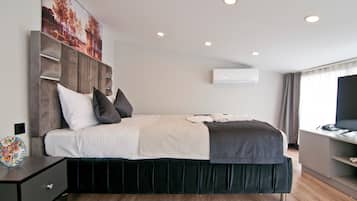 Deluxe tweepersoonskamer, gedeeltelijk uitzicht op zee | Luxe beddengoed, een kluis op de kamer, een strijkplank/strijkijzer