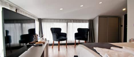 Premium bedding, in-room safe, iron/ironing board