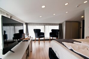 Sängtillbehör av högsta kvalitet och värdeförvaringsskåp på rummet