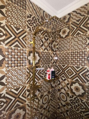 Toalhas de banho, sabonete, papel higiênico 