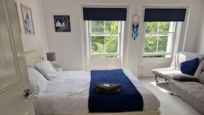 Iron/ironing board, WiFi (free) - City Centre Duplex Sleeps 4 H9 (Hull)