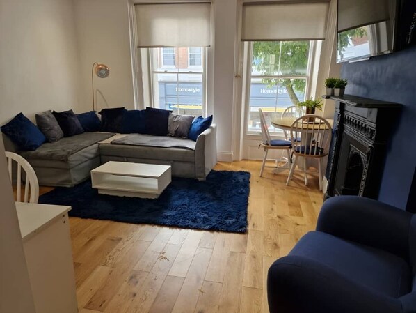 Living area - City Centre Duplex Sleeps 4 H9 (Hull)