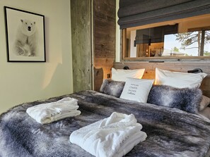 A bed with a fur blanket, two white towels, and a pillow with text. - Appartement B-03 T2 Cabine (Font-Romeu-Odeillo-Via)