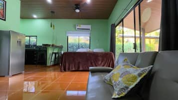 1 habitación, wifi y ropa de cama