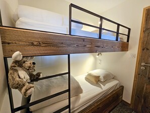 2 quartos, ferros/tábuas de passar roupa, berço de viagem